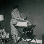 Before Television: Interesting Photos of People With Their Radios During the Radio Golden Age_lag