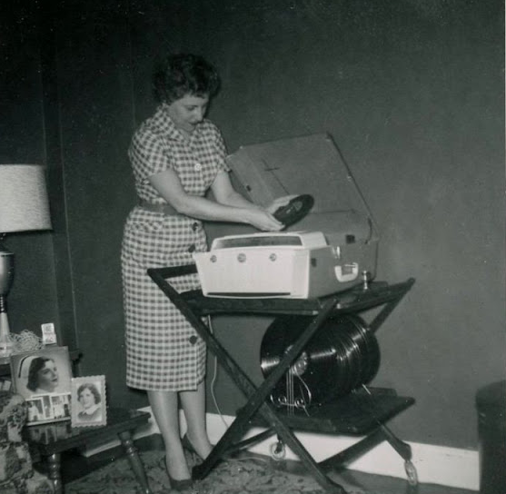 Before Television: Interesting Photos of People With Their Radios During the Radio Golden Age_lag