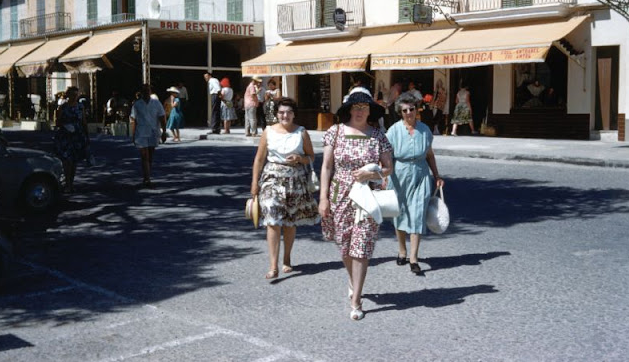 Found Snaps Defined Casual Dresses for Ladies in the Early 1960s_lag