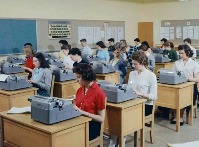 30 Vintage Photographs Capture Scenes of High School Typing Classes From Between the 1950s and 1970s _ USStories