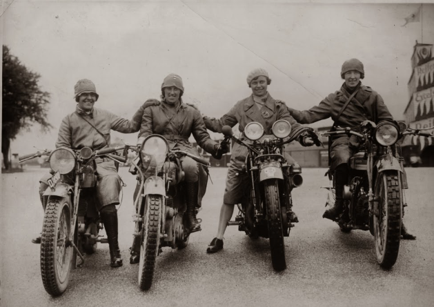 22 Amazing Vintage Photographs of Women Riding Motorcycles From the 1920s and_TOT