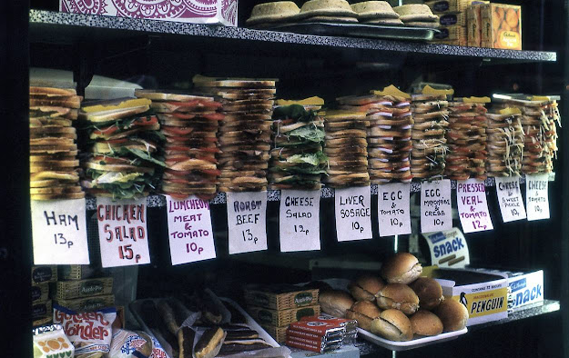 22 Fascinating Color Photographs That Capture Street Scenes of London in 1972