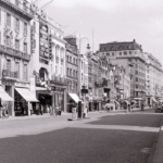 30 Fabulous Vintage Photographs Give a Unique Perspective on the People and Streets of London in the 1950s_TOT