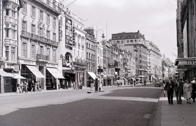 30 Fabulous Vintage Photographs Give a Unique Perspective on the People and Streets of London in the 1950s_TOT