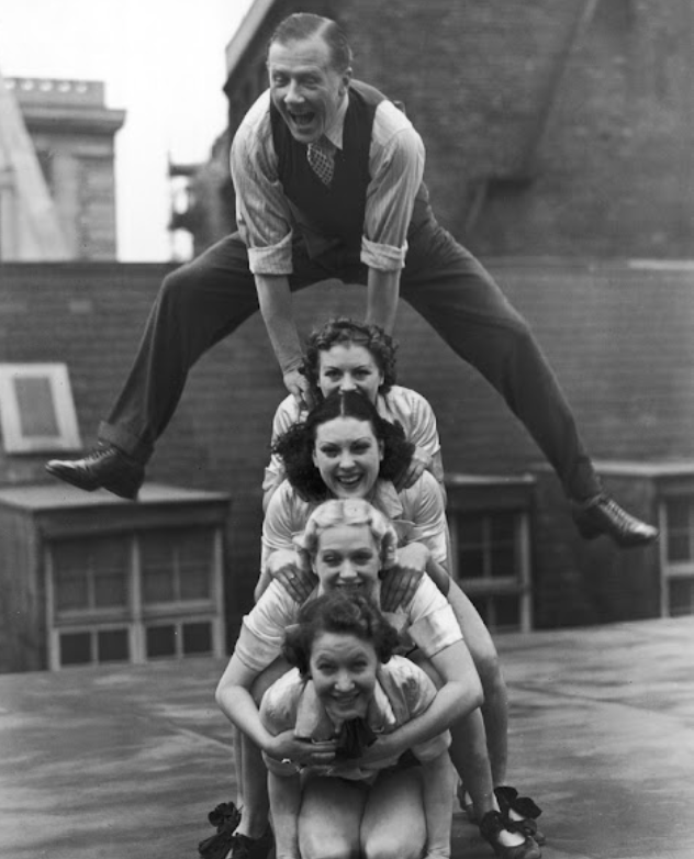 26 Funny Vintage Photographs of People Playing Leapfrog From Between the 1920s and 1950s_TOT