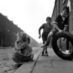 24 Impressive Vintage Photos Capture Street Moments of Children in England During the 1950s