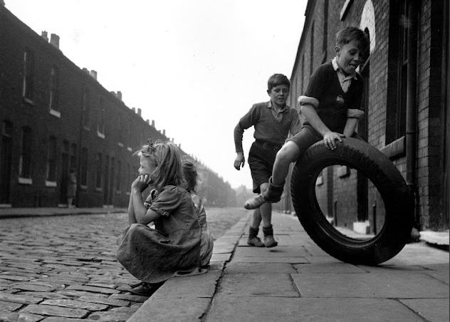 24 Impressive Vintage Photos Capture Street Moments of Children in England During the 1950s