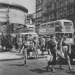 24 Fascinating Black and White Photos Capture Daily Life in London in 1964_TOT