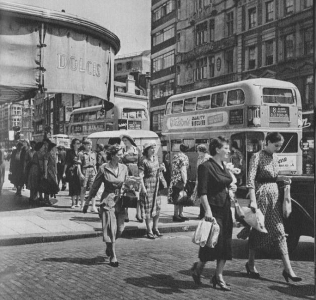 24 Fascinating Black and White Photos Capture Daily Life in London in 1964_TOT