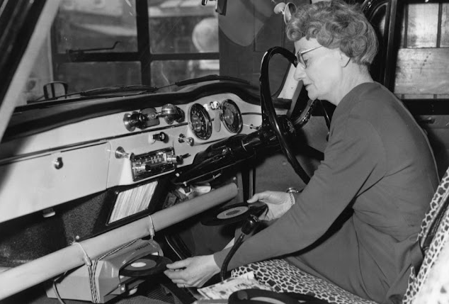 Vintage Photographs of a Time When Cars Had Vinyl Record Players _ USStories