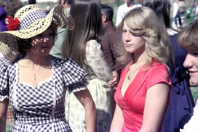 33 Fascinating Pics That Defined ’70s Fashion Styles of Colorado’s Youth _ USStories