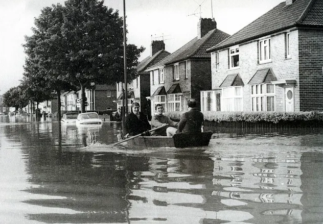 The Great Flood of 1968 – 33 Rare Vintage Photos Show England in the Disaster Day