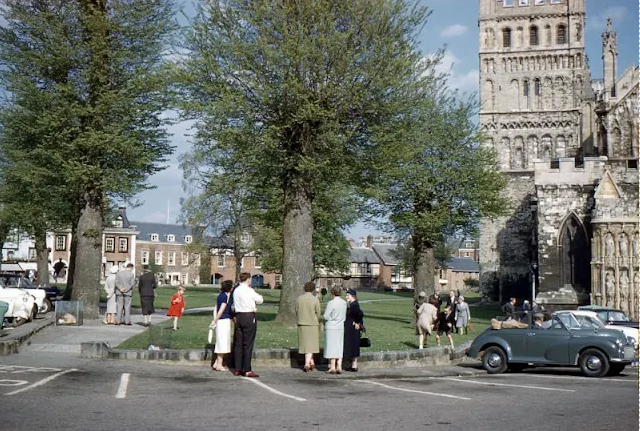 Capturing Street Scenes of England in the 1960s Through Wonderful Photography