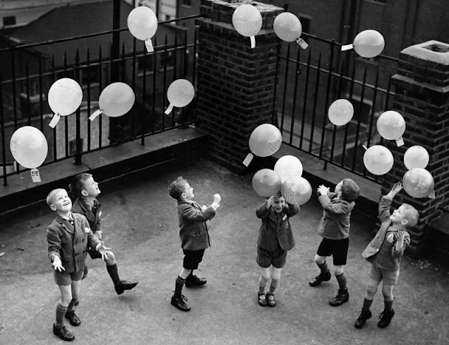 Exploring Life in Britain in 1939 Through Fascinating Black and White Photography