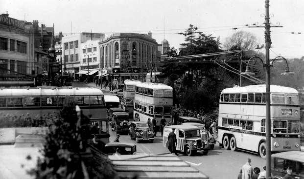 Capturing Everyday Life in Bournemouth, England: Vintage Photos from the 1940s and ’50s