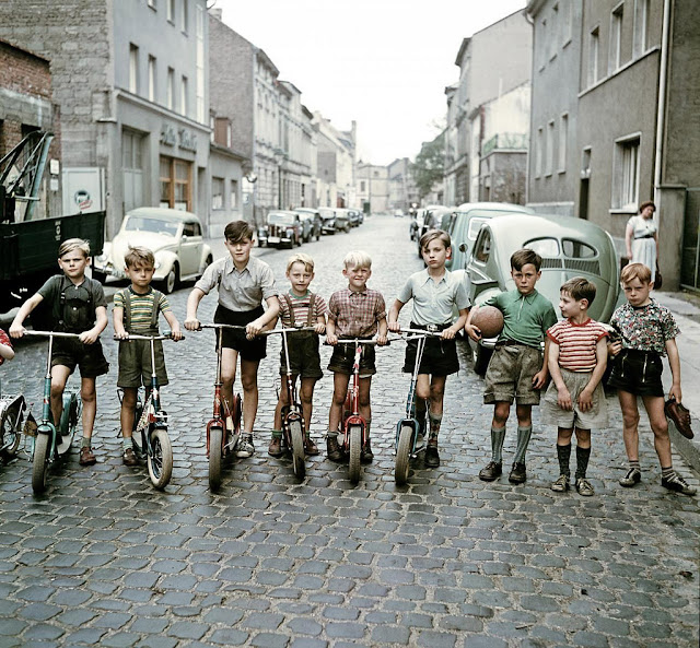 Seltene und erstaunliche Farbfotografien erfassen das tägliche Leben in Deutschland nach dem Krieg, aus den 1950er und 1960er Jahren _NH