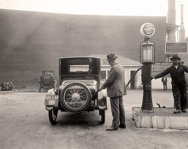 These Old Photos Show What Gas Stations Looked Like in the US From the 1920s and 1940s _NH