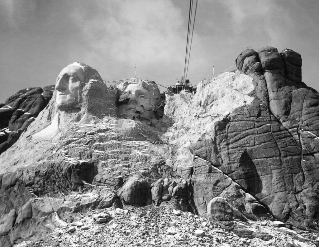 Rare photographs document the carving the iconic Mount Rushmore (1927-1941) _NH