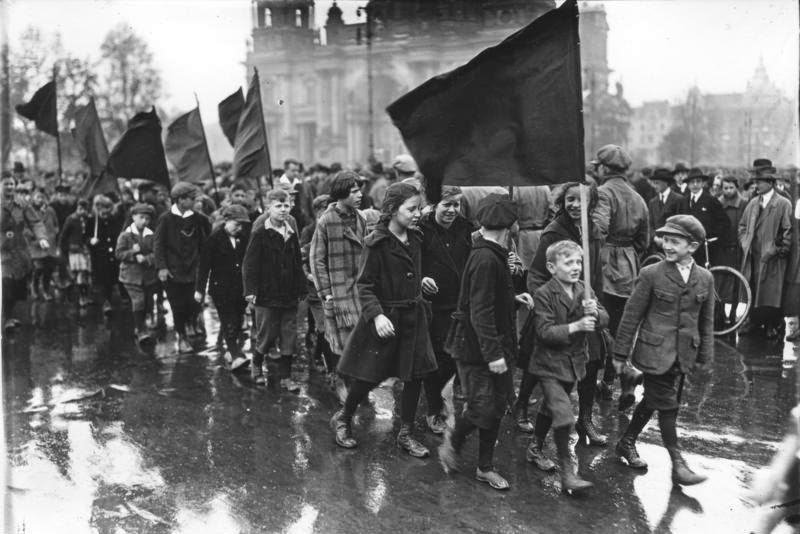 32 Vintage-Fotografien zeigen Straßenszenen aus Berlin in den 1920er Jahren _NH