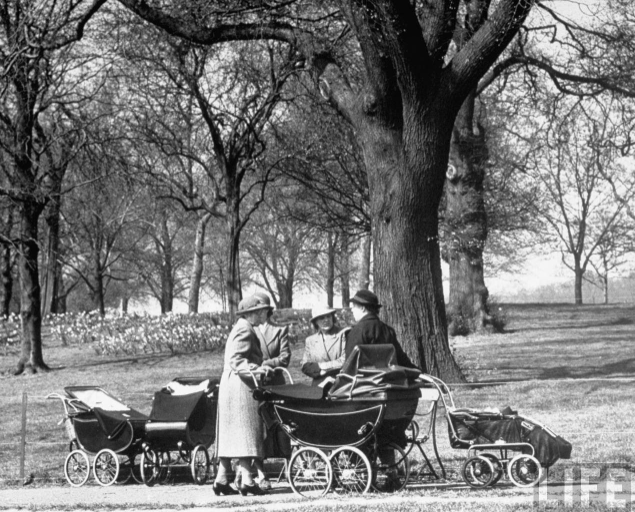 Everyday Life in Hyde Park, London in 1951_oldeng