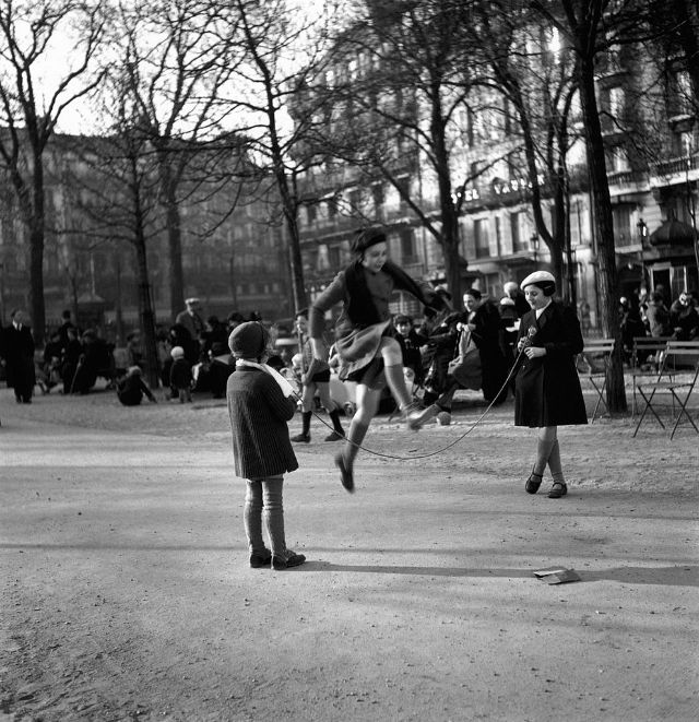 Des photos vintage fascinantes capturent la vie des enfants français dans les années 1930 et 1940 _NH