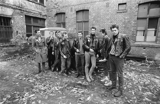 Erstaunliche Fotografien erfassen die Punk-Szenen in Ostdeutschland während der 1980er Jahre _NH