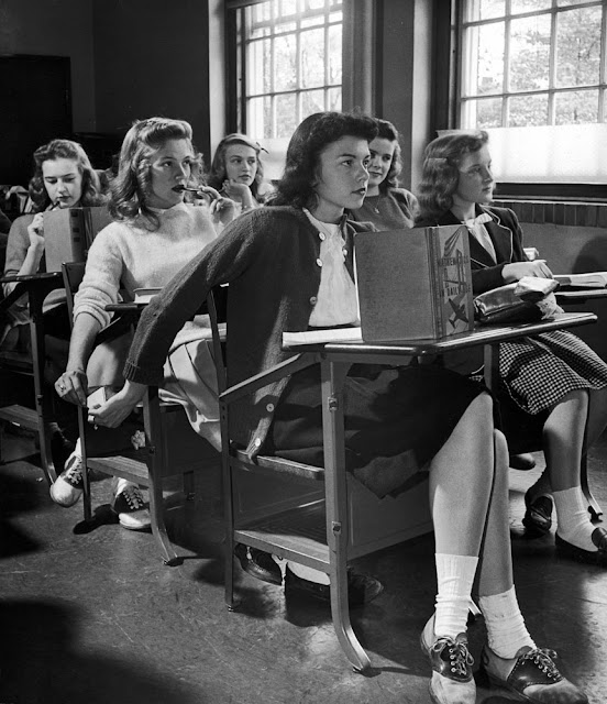 25 Interesting Vintage Photographs That Document Everyday Life of American Teenage Girls in the 1940s _NH