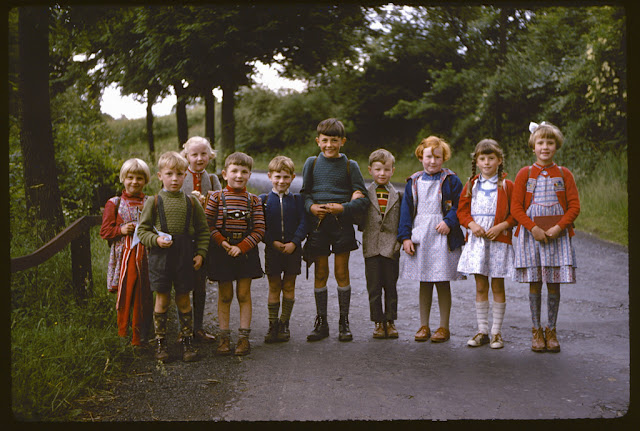 50 wunderbare Farbfotos dokumentierten das tägliche Leben in Westdeutschland in den späten 1950er Jahren _NH