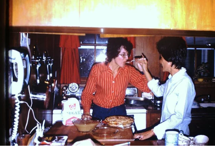 Let’s Reminisce About Images of People in Kitchens from the 1970s_usstories