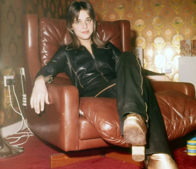 24 Vintage Photos of a Young Suzi Quatro Rocking in Her Leather Jumpsuit in the Early 1970s_usstories