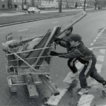 Let’s Reminisce Together About the Joyful Times of English Children Playing on the Streets in the 1980s_oldeng