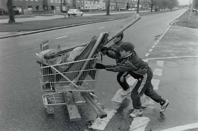 Let’s Reminisce Together About the Joyful Times of English Children Playing on the Streets in the 1980s_oldeng