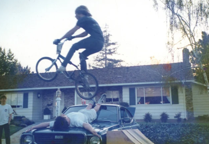 Vintage Snaps of Kids Jumping Their Bikes in the 1970s and 1980s_usstories