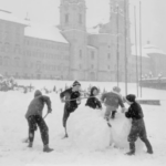 Let’s take a look at these beautiful photos of children playing in the snow_oldeng