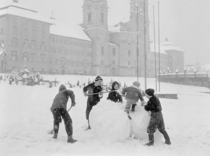 Let’s take a look at these beautiful photos of children playing in the snow_oldeng