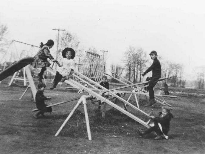 Nostalgic for the photos of children playing in the past that we may have lost today_oldeng