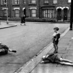 37 Fascinating Vintage Photographs That Capture Kids Finding Fun on the Streets in Postwar London Rubble _CN