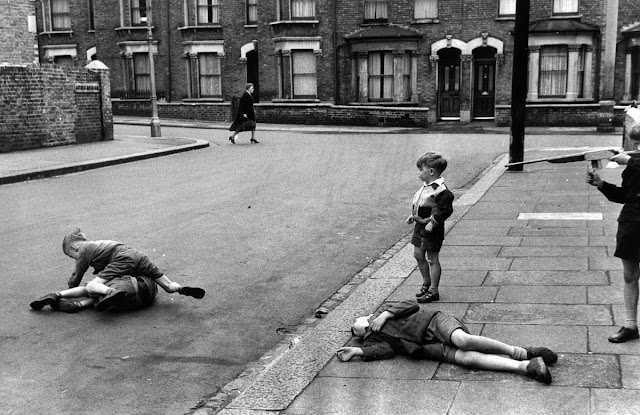 37 Fascinating Vintage Photographs That Capture Kids Finding Fun on the Streets in Postwar London Rubble _CN