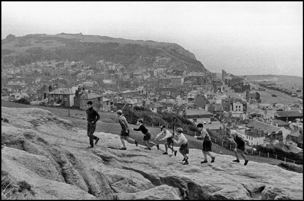 Black and White Photographs of Daily Life in England in 1960 _CN