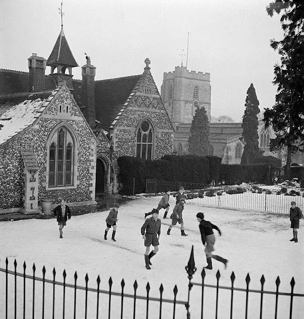 Everyday Life in England During the 1950s-60s Through John Gay’s Lens _CN