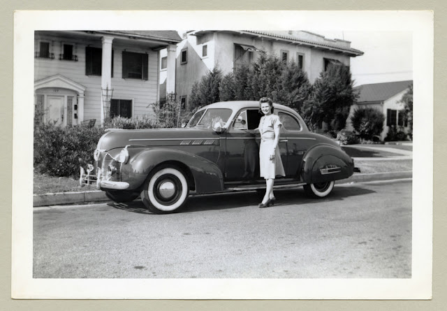 39 Interesting Vintage Snapshots of American Ladies Posing with Their 40’s Cars during the 1940s _CN