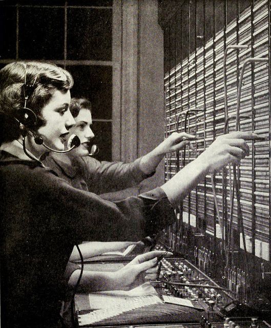 29 Amazing Vintage Photographs That Capture Telephone Switchboard Operators at Work from the Past _CN