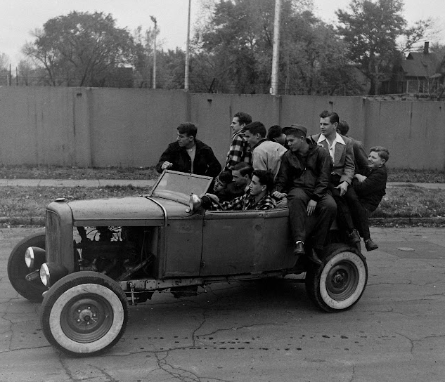 Pictures of High School Teenagers in Des Moines, Iowa, 1947 _CN