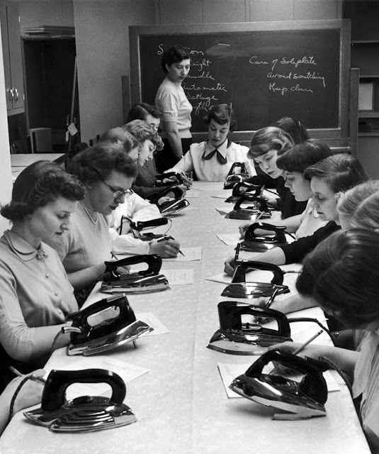 30 Fascinating Vintage Photographs of Girls Home Economics Classes From Between the 1920s and 1950s _NH