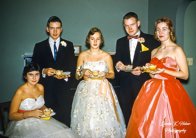 Timeless Elegance: High School Prom Dresses from the 1950s in Photos_usstories