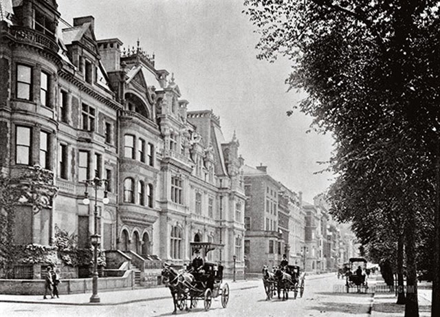 Black and White Photographs of Streets of NYC in 1905 _TCN