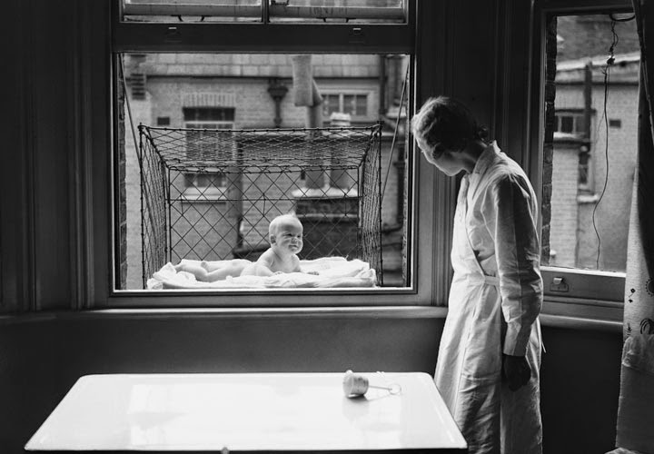 Incredible Pictures of Baby Cages Hanging Outside London Apartment Windows in the 1930s _CN