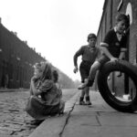 24 Impressive Vintage Photos Capture Street Moments of Children in England During the 1950s _CN