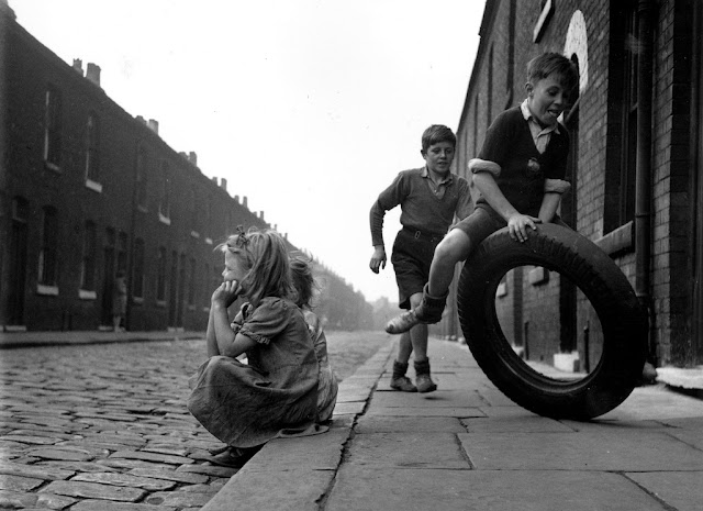 24 Impressive Vintage Photos Capture Street Moments of Children in England During the 1950s _CN