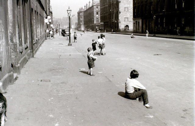 Wonderful Photos Capture Everyday Life in Glasgow in 1960 _CN